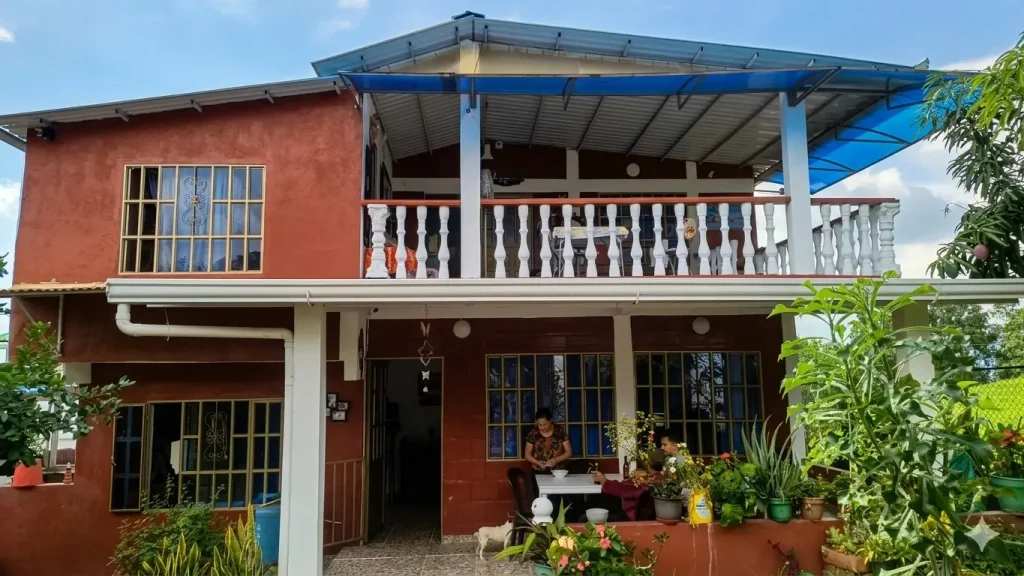 Finca campestre en venta en Anapoima, vereda Calichana, cerca a Mesitas del Colegio. Propiedad de aproximadamente 1 hectárea con casa de dos plantas, cabaña independiente y árboles frutales. Ideal para descanso o inversión turística.